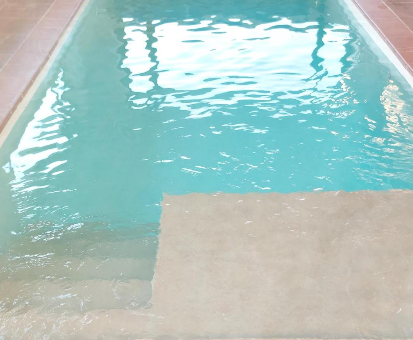 Fabulosa piscina interior familiar de la Casa El Arrebol en Los Ángeles de San Rafael
