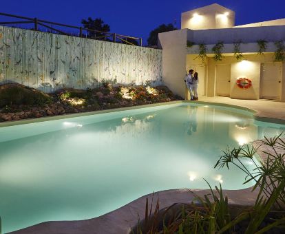 Hermosa zona exterior con piscina de este hotel romántico.