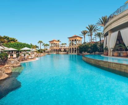 Foto de la impresionante piscina tipo laguna del hotel.
