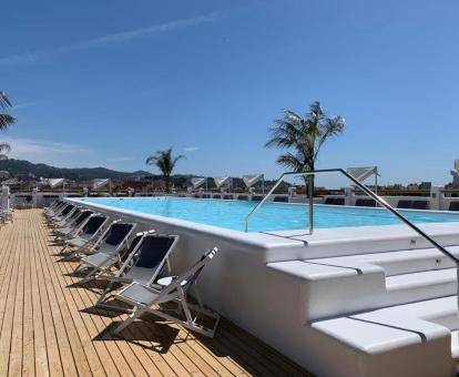 Foto de la piscina climatizada solo para adultos de la azotea del hotel, disponible todo el año.