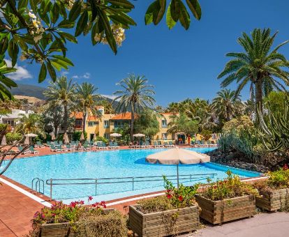 Amplia zona exterior con piscina rodeada de vegetación de este hermoso hotel romántico.