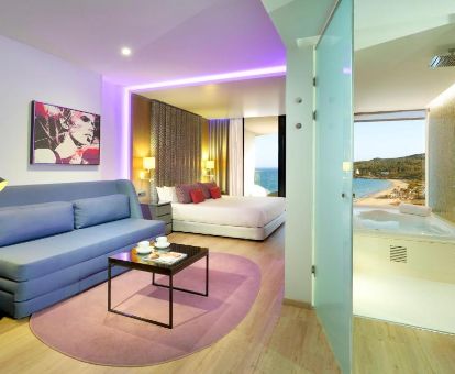Estudio Suite Gold con sala de estar y bañera de hidromasaje privada de este moderno hotel cerca de la playa.