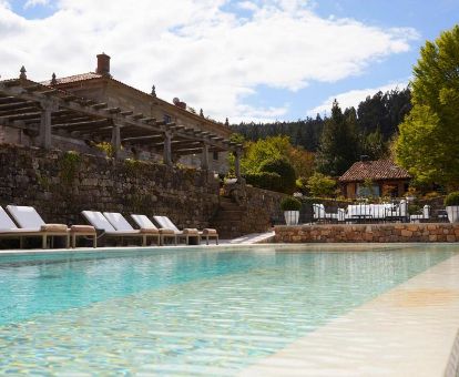Hermosa zona exterior de este hotel solo para adultos con amplia piscina al aire libre.