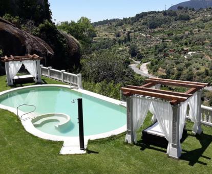 Foto de la piscina al aire libre con camas balinesas y hermosas vistas.