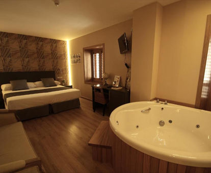 Foto de la habitación doble superior con bañera de hidromasaje del Hotel de Martin