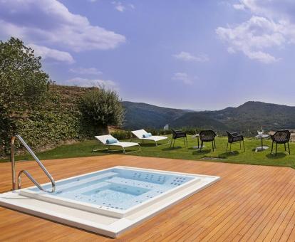 Foto de la terraza al aire libre del spa con jacuzzi e impresionantes vistas.