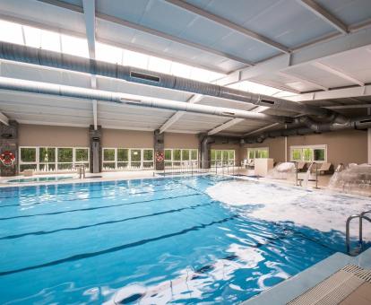 Foto de la piscina cubierta con hidroterapia del hotel.