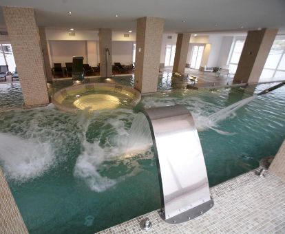Amplia zona de bienestar con piscina de hidroterapia de este hotel solo para adultos.