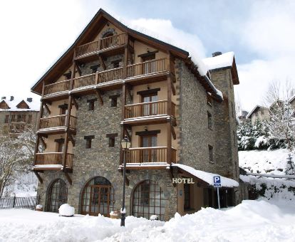 Edificio de este acogedor hotel rural en un hermoso paisaje nevado.