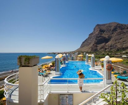 Terraza solarium con piscina de este hotel romántico en primera línea de playa.