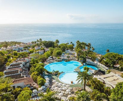Exteriores de este maravilloso hotel en una ubicación tranquila con piscina y terrazas al aire libre.