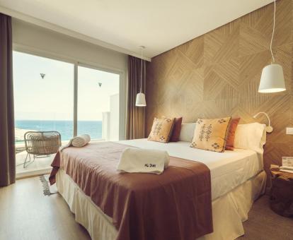 Una de las modernas habitaciones con terraza y vistas al mar de este hotel solo para adultos.