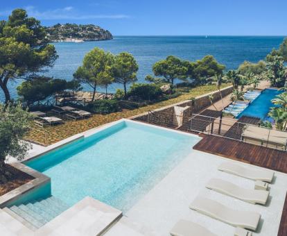 Bellos exteriores con piscina, solarium y maravillosas vistas al mar de este hotel solo para adultos.