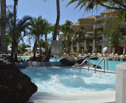 Foto del jacuzzi al aire libre y la piscina del hotel.