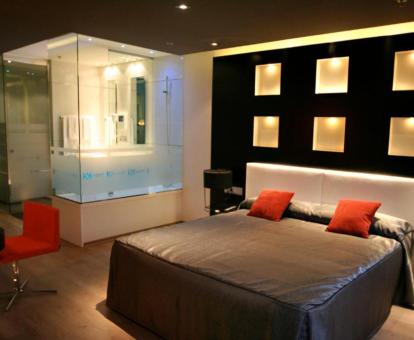 Una de las coquetas habitaciones con bañera de hidromasaje privada de este hotel solo para adultos.