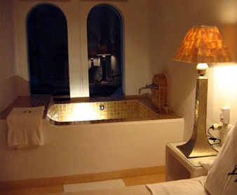 Foto de la bañera con hidromasaje que hay en la habitación del hotel La Almendra y El Gitano