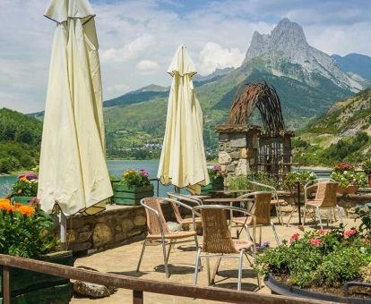 Terraza amueblada con espectaculares vistas al paisaje que rodea este maravilloso hotel solo para adultos.