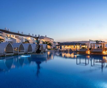 Maravilloso espacio chill-out con piscina de este hotel solo para adultos.