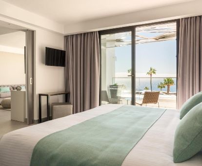 Moderna habitación con terraza, sala de estar y vistas al mar de este hotel solo para adultos.
