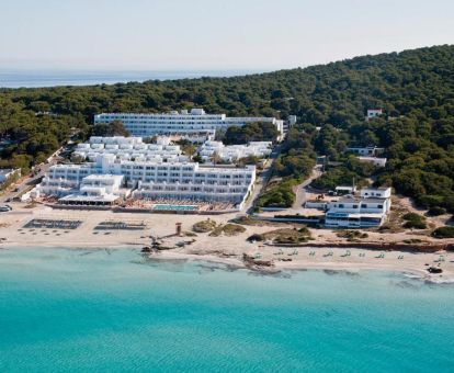 Vista áerea de este hermoso hotel en un tranquilo entorno en primera línea de playa.