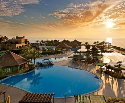 Espectaculares exteriores con piscinas y terrazas de este hotel romántico junto al mar.