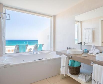 Bañera de hidromasaje privada de la habitación deluxe con vistas al mar del hotel.