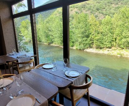 Comedor interior con hermosas vistas al paisaje natural que rodea el hotel.