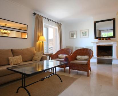Foto del Apartamento Deluxe con sala de estar y chimenea.