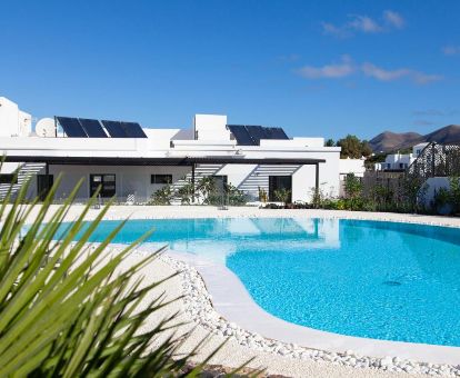 Alojamiento solo para adultos con piscina al aire libre, ideal para descansar.