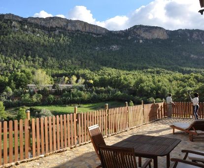 Terraza con mobiliario y maravillosas vistas a la naturaleza que rodea este hotel rural.