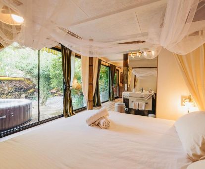 Dormitorio con jacuzzi privado en la terraza de este hermoso apartamento ideal para parejas.