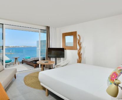 Hermosa habitación doble con sala de estar, terraza amueblada y vistas al mar de este hotel solo para adultos.