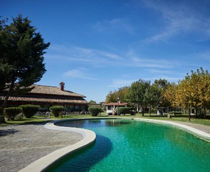 Hermosos exteriores de este hotel rural con amplios jardines y piscina al aire libre.