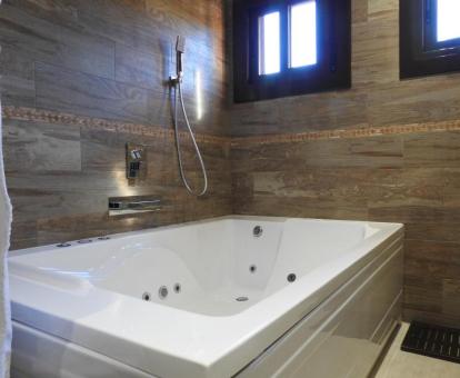 Amplia bañera de hidromasaje privada para dos personas de la suite de dos dormitorios del hotel.