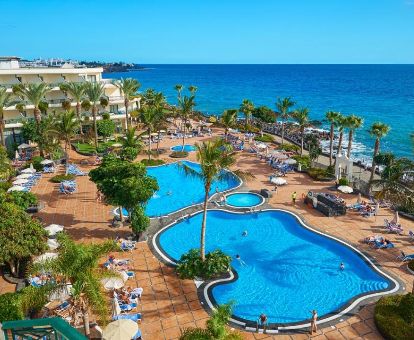 Amplia zona exterior con piscinas, solarium y vistas al mar de este maravilloso hotel solo para adultos.
