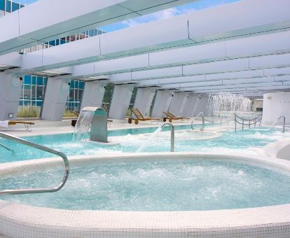 Fabulosa zona de bienestar con piscinas de hidroterapia de este moderno hotel para parejas.