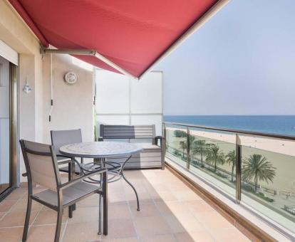 Foto de la amplia terraza de este apartamento con vistas al mar.