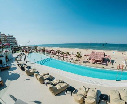 Piscina y solarium con vistas al mar de este moderno hotel solo para adultos en primera línea de playa.