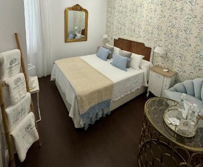 Una de las románticas habitaciones de estilo tradicional del hotel.