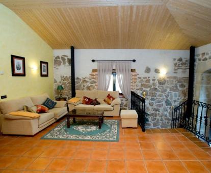 Foto del interior de estilo rústico y acogedor de esta bonita casa rural.