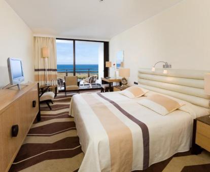 Foto de una de las habitaciones con balcón y vistas al mar.