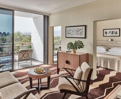Fabulosa suite con terraza, sala de estar y espectaculares vistas a los jardines de este hermoso hotel.