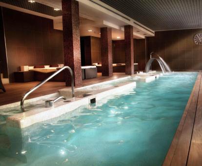 Foto de la piscina con chorros de hidroterapia del spa del hotel.