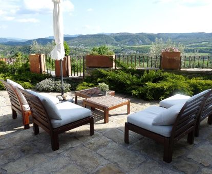 Terraza con mobiliario y fabulosas vistas al paisaje que rodea el hotel.