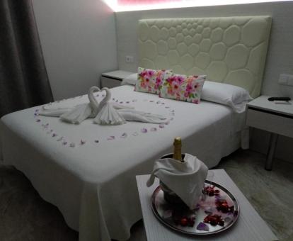 Foto de la romántica Suite Deluxe con bañera de hidromasajes privada.