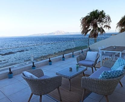 Terraza con vistas al mar de este maravilloso hotel en un tranquilo entorno para descansar.