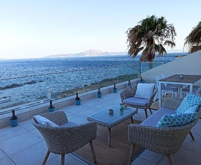 Terraza con mobiliario y vistas al mar en este hotel solo para adultos.