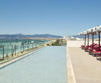 Agradable piscina en la azotea con vistas al mar y solarium de este hotel solo para adultos.