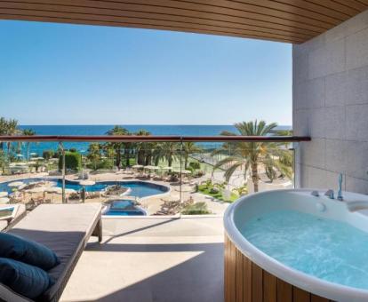 Foto de la Habitación Premium con vistas al mar y terraza con bañera de hidromasajes.