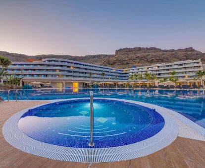 Exteriores con grandes piscinas al aire libre de este fabuloso hotel ideal para estancias en pareja.